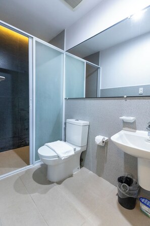 Superior Room, 1 Katil Raja (King), Non Smoking, Private Bathroom | Bilik Mandi | Pancuran mandi, kelengkapan dandanan diri percuma, tuala disediakan 