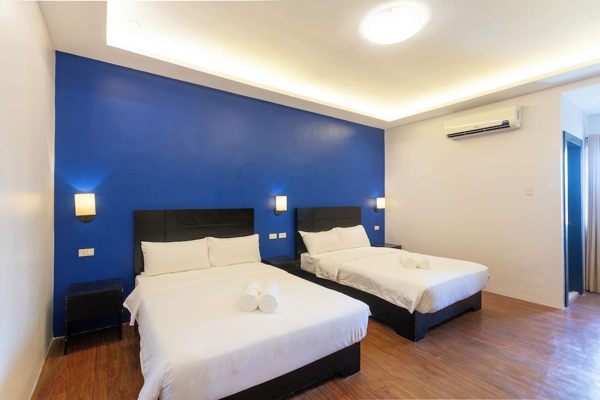 Quarto casal luxo, 2 camas de casal, para não fumantes, banheiro privativo | Espaço de trabalho para notebook, Wi-Fi de cortesia