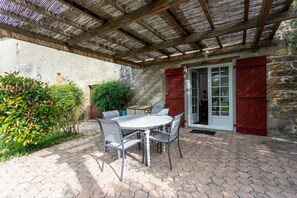 Outdoor dining - Charming Cottage at Lydie’s in the Heart of Béarn des Gaves (Dognen)