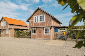 Classic Cottage, 2 Bedrooms, Pets allowed