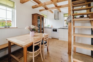 Classic Cottage, 2 Bedrooms, Pets allowed | Private kitchen