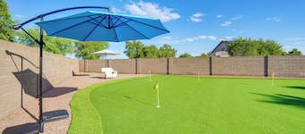 Spacious Backyard w/ Putting Green! Peoria Retreat