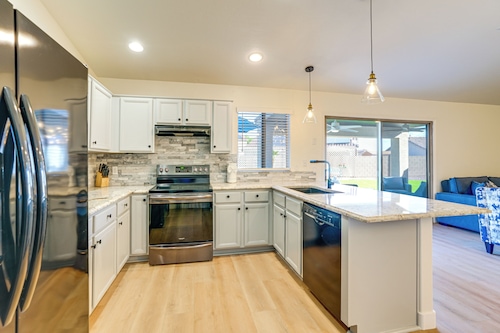 Spacious Backyard w/ Putting Green: Peoria Retreat