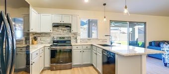 Spacious Backyard w/ Putting Green: Peoria Retreat