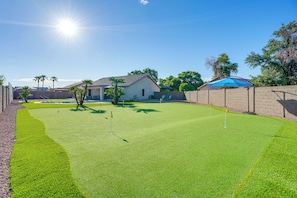 Interior - Putting Green & Pool! Peoria Home Near Sports (Peoria)