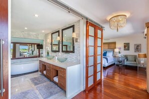4 chambres, fer et planche à repasser, lit de bébé portatif