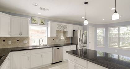 Dogs Welcome, Fenced Yard: Richmond Retreat!