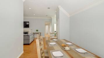 House (4 Bedrooms) | Interior