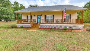 A single-story house with a porch, a front door with a wreath, and an American flag. - Families & Pets Welcome: Quiet Retreat in Bamberg (Bamberg)