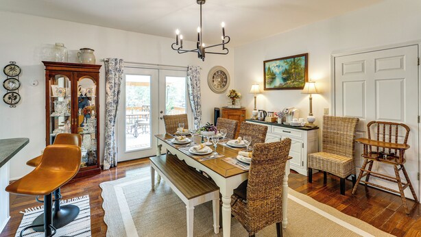 A dining area with a wooden table set for four, surrounded by wicker chairs. - Families & Pets Welcome: Quiet Retreat in Bamberg (Bamberg)
