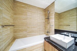 Luksusleilighet, balkong, utsikt mot bukt | Bad | Kombinert dusj/badekar, hårføner, bidé og håndklær