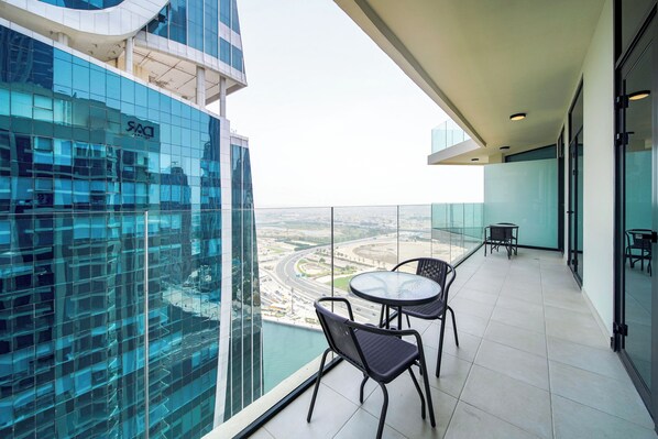 Appartement luxueux, balcon, vue sur la baie | Balcon