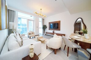 شقة فاخرة - بشرفة - منظر للخليج | غرفة المعيشة | تلفزيون ذكي بحجم 55-بوصة يعرض قنوات تلفزيونية رقمية