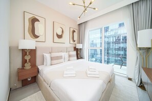 شقة فاخرة - بشرفة - منظر للخليج | خزنة داخل الغرفة وطراز فريد لكل وحدة وستائر تعتيم وتجهيزات عازلة للصوت