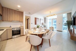 Appartement luxueux, balcon, vue sur la baie | Repas dans la chambre