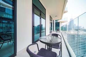 شقة فاخرة - بشرفة - منظر للخليج | شرفة