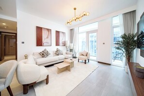 Appartement luxueux, balcon, vue sur la baie | Salle de séjour | Téléviseur connecté de 55 po avec télévision numérique