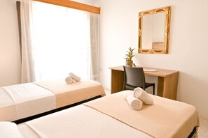 5 chambres, coffres-forts dans les chambres, bureau