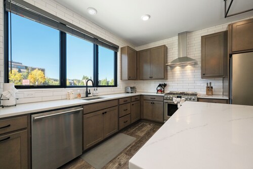 Stunning New Luxury Build in Downtown WP, Private HT on Rooftop Deck