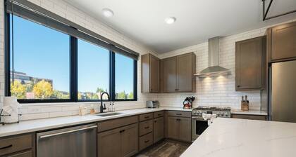 Stunning New Luxury Build in Downtown WP, Private HT on Rooftop Deck