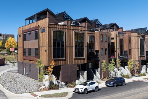 Stunning New Luxury Build in Downtown WP, Private HT on Rooftop Deck
