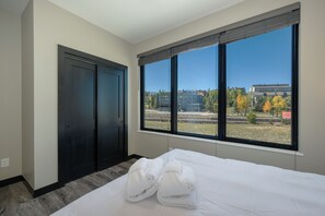 3 bedrooms, internet, bed sheets