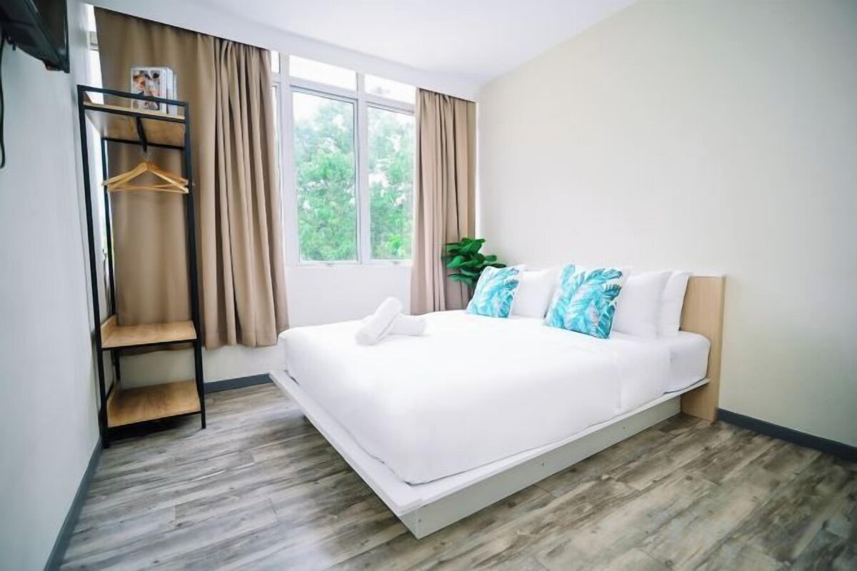 Deluxe Queen Room