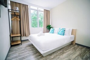 Une chambre moderne avec un lit, une étagère en bois, une fenêtre avec des rideaux et une plante.