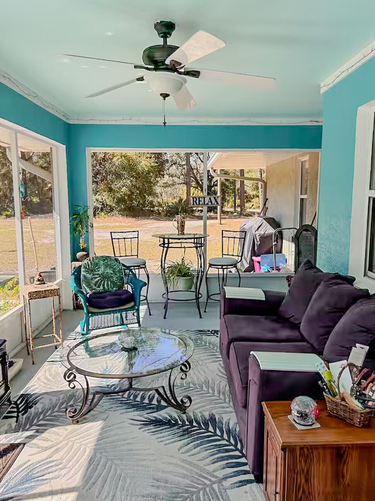Room, 1 Bedroom, Pool View | Living area
