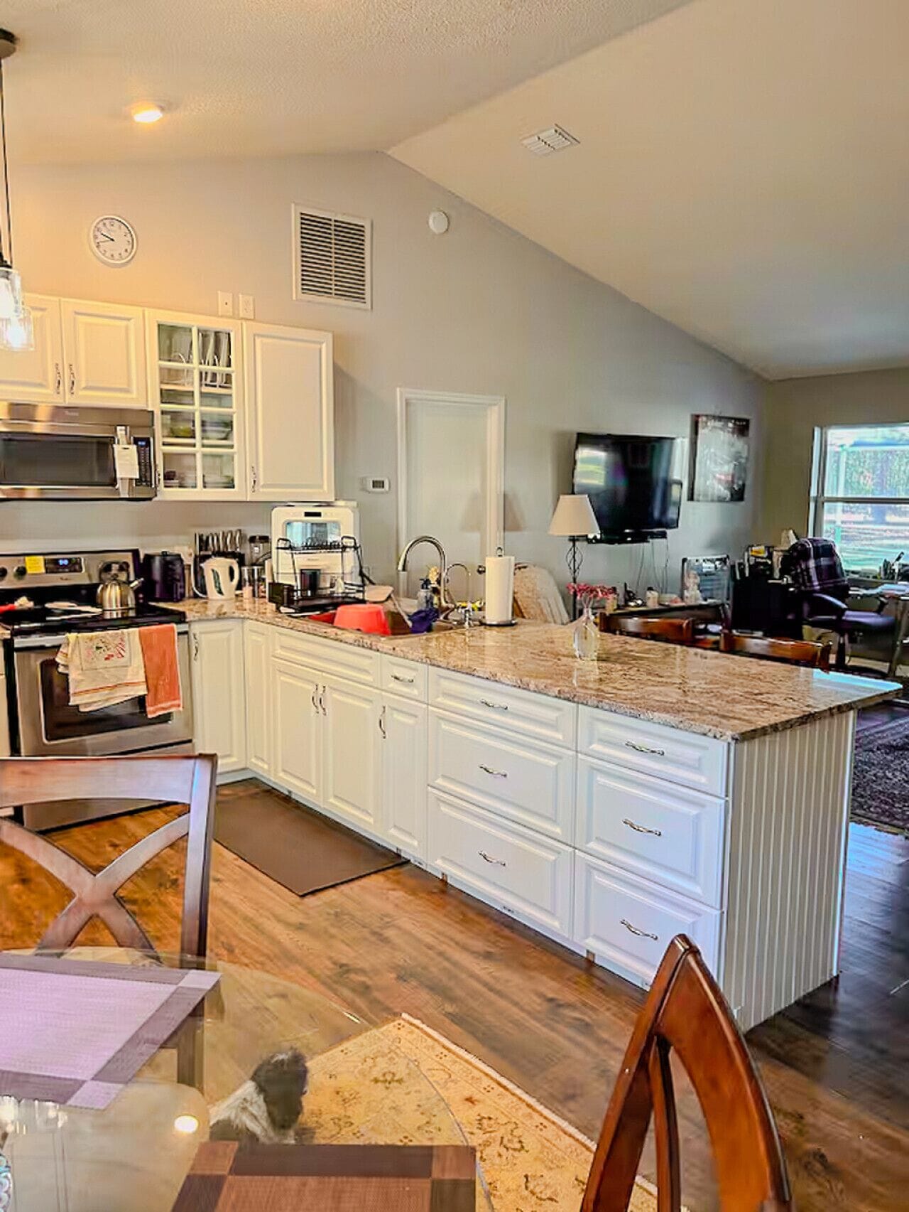 Huone, 1 makuuhuone, näköala uima-altaalle | Yksityinen keittiö | Pakastin