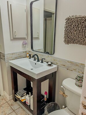 Room, 1 Bedroom, Pool View | Bathroom - Private Room at Crystal River Retreat with Salt Water Pool (Crystal River)
