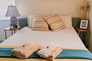 Zimmer, 1 Schlafzimmer, Poolblick | Kostenloses WLAN