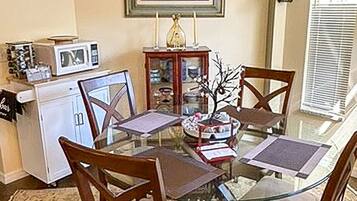 Zimmer, 1 Schlafzimmer, Poolblick | Wohnbereich