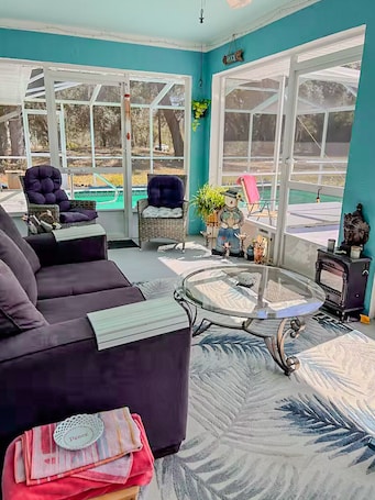 Área de sala de estar. Private Room at Crystal River Retreat with Salt Water Pool