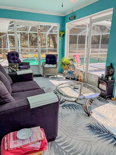 Private Room at Crystal River Retreat with Salt Water Pool