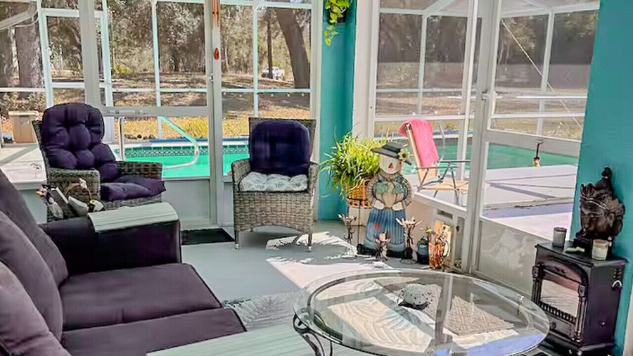 Private Room at Crystal River Retreat with Salt Water Pool