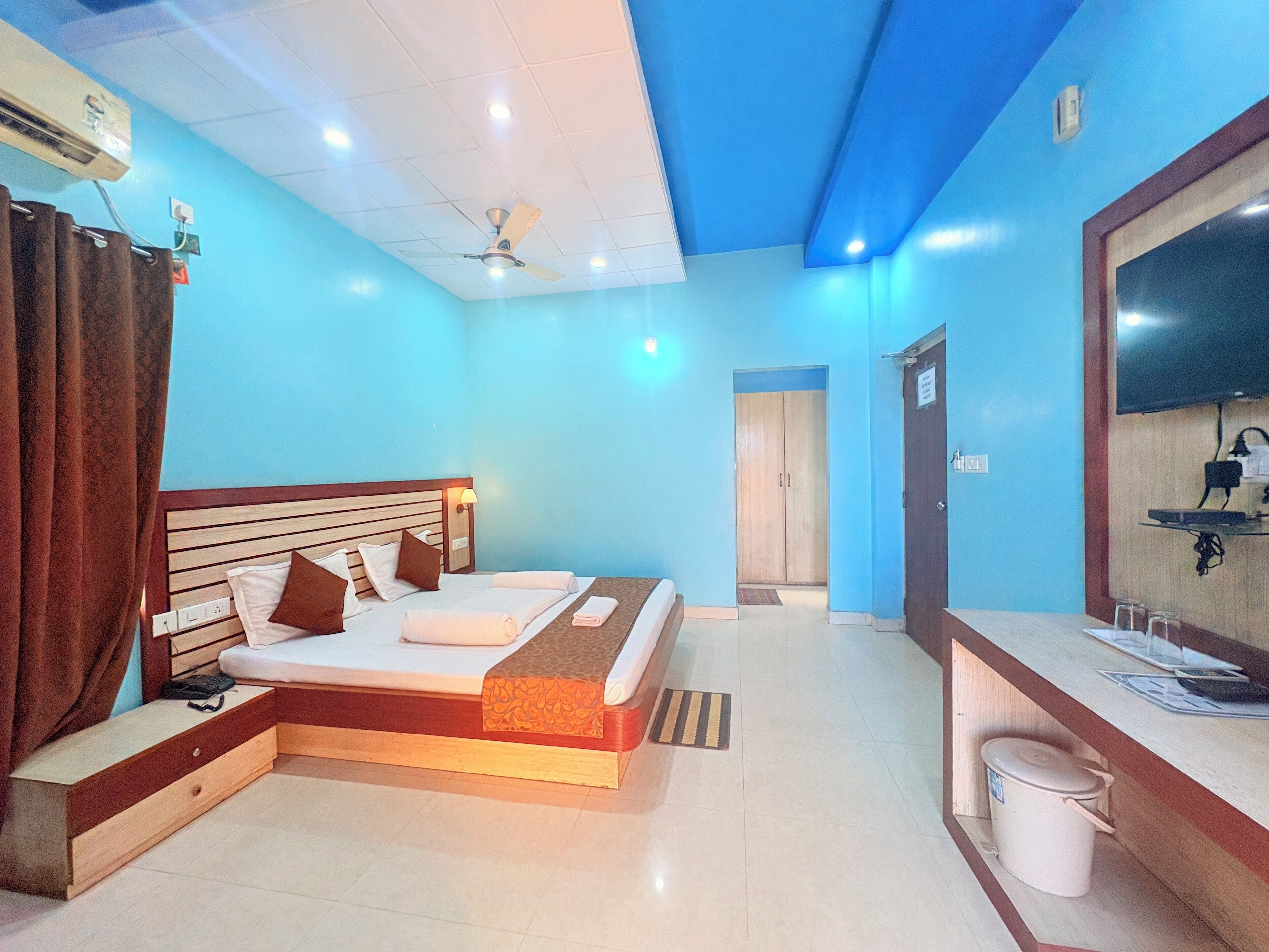 Free WiFi, bed sheets