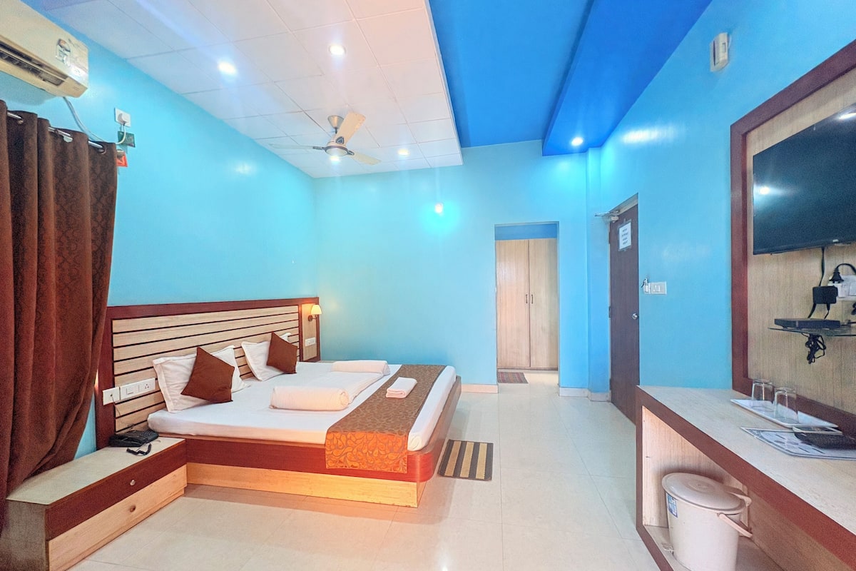 Deluxe Double Room, Balcony, Sea View | Free WiFi, bed sheets