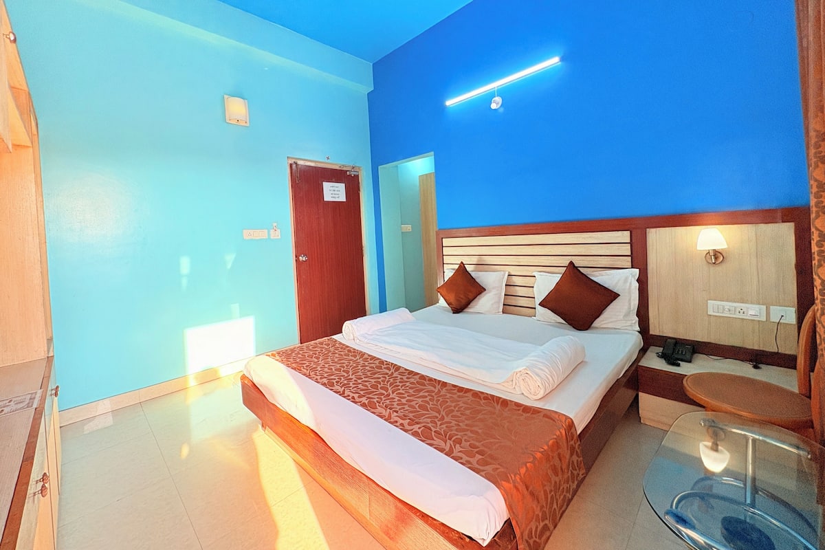 Deluxe Double Room, Balcony, City View | Free WiFi, bed sheets