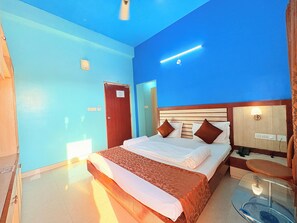 Deluxe Double Room, Balcony, City View | Free WiFi, bed sheets
