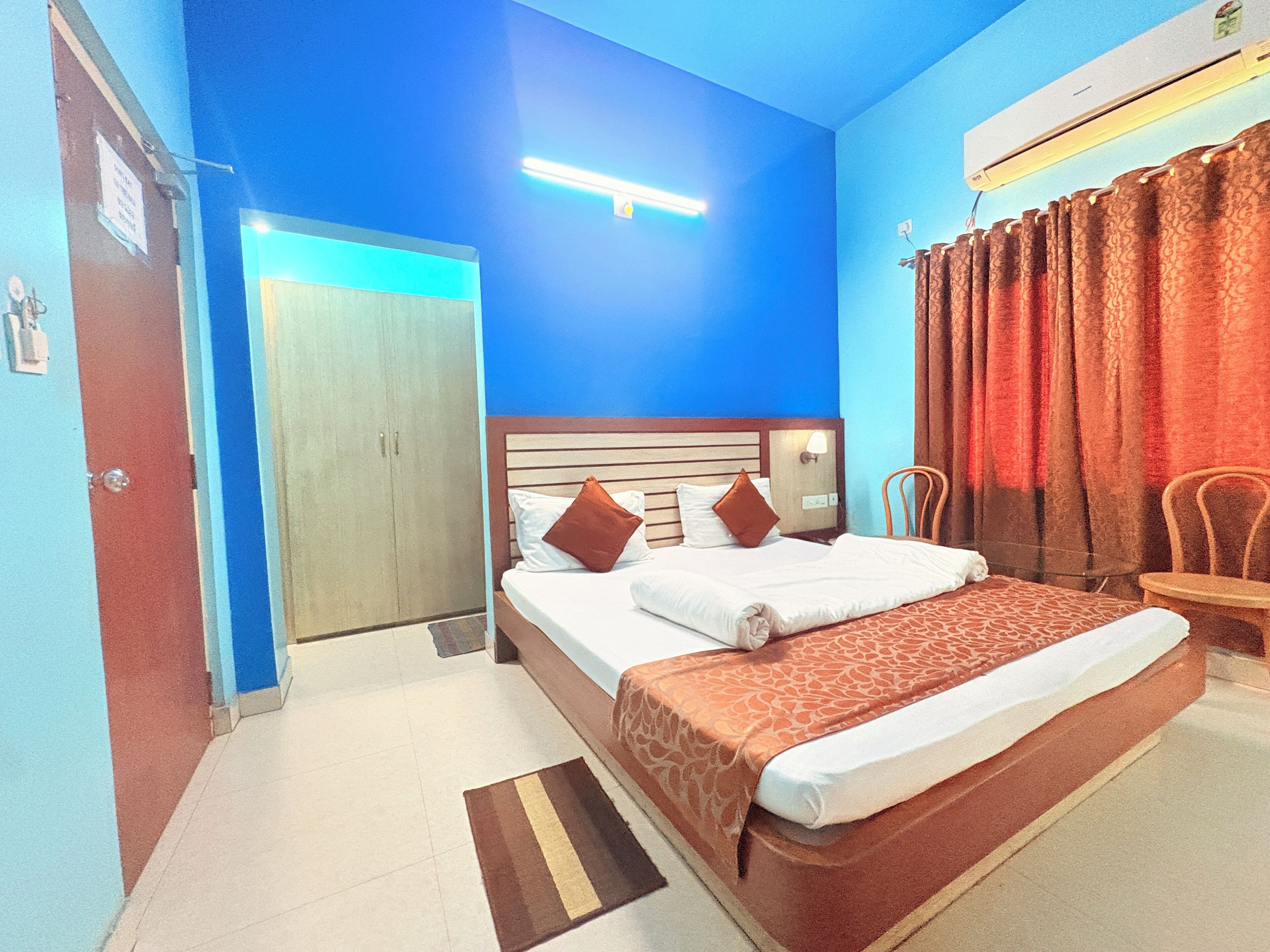 Free WiFi, bed sheets