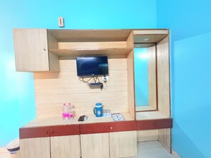 Deluxe Double Room, Balcony, City View | Free WiFi, bed sheets