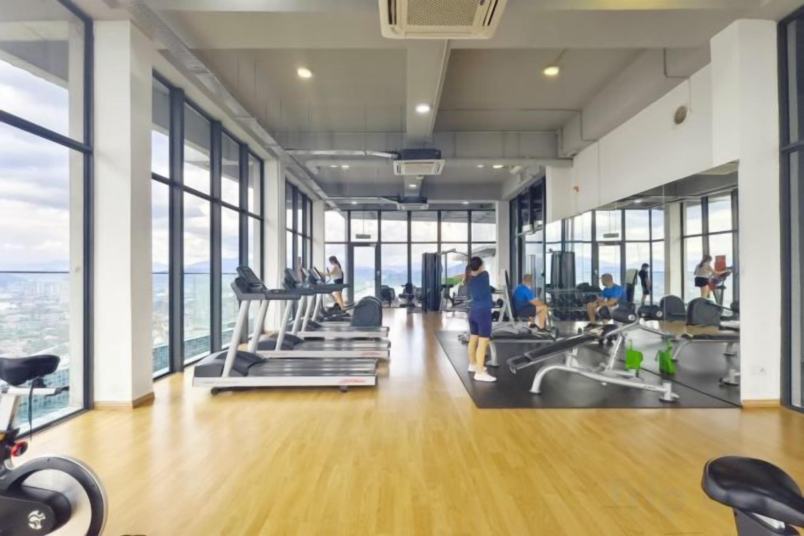 Ein Fitnessstudio mit Laufbändern, Ergometer und Gewichten.