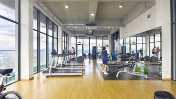 Ein Fitnessstudio mit Laufbändern, Ergometer und Gewichten.