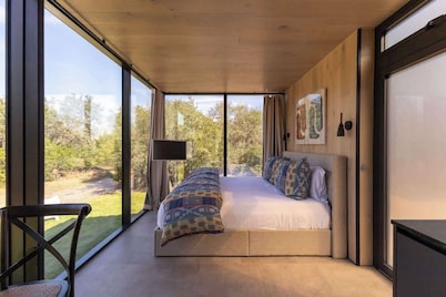 Luxury Glass Casita | Hot Tub + Firepit | Near RT