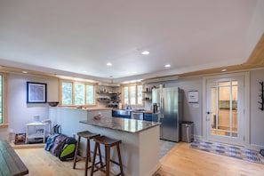 Four Ă micro-ondes, un four, surface de cuisson, lave-vaisselle