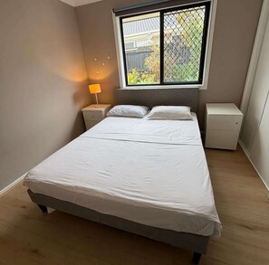 3 bedrooms, iron/ironing board, bed sheets - Spacious House in Redbank Plains (Redbank Plains)