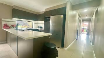 Fridge, microwave, stovetop, dishwasher