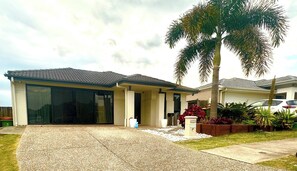 Exterior - Spacious House in Redbank Plains (Redbank Plains)
