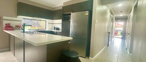 Kjøleskap, mikrobølgeovn, kokeplater og oppvaskmaskin